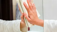 How to Clean Mirrors Without Streaks, Haze, or Lint Using Simple Home Tricks