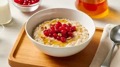 Oatmeal with Lingonberries and Flax Seeds: The Perfect Breakfast for Anyone Who Wants to Eat Healthy